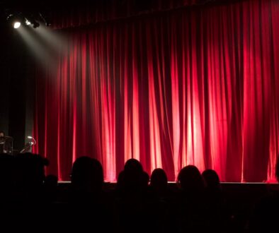 Komedia w teatrze – kto najlepiej bawi się na takich wydarzeniach?