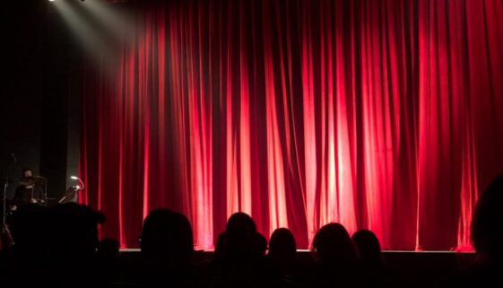 Komedia w teatrze – kto najlepiej bawi się na takich wydarzeniach?