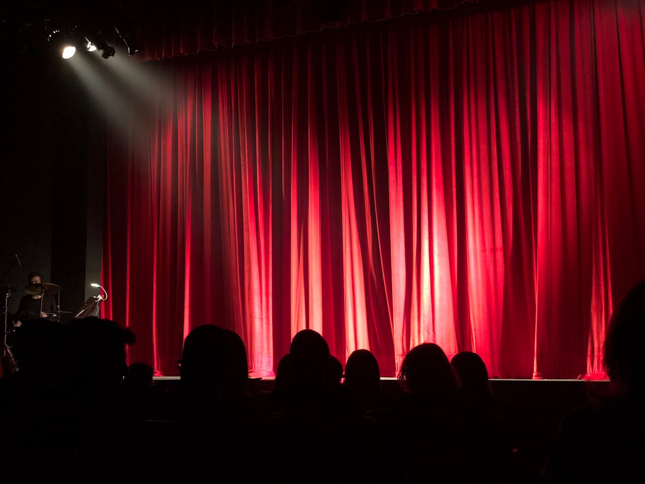 Komedia w teatrze – kto najlepiej bawi się na takich wydarzeniach?